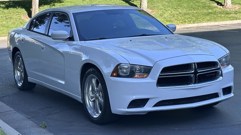 Used 2014 Dodge Charger SE RWD image 4
