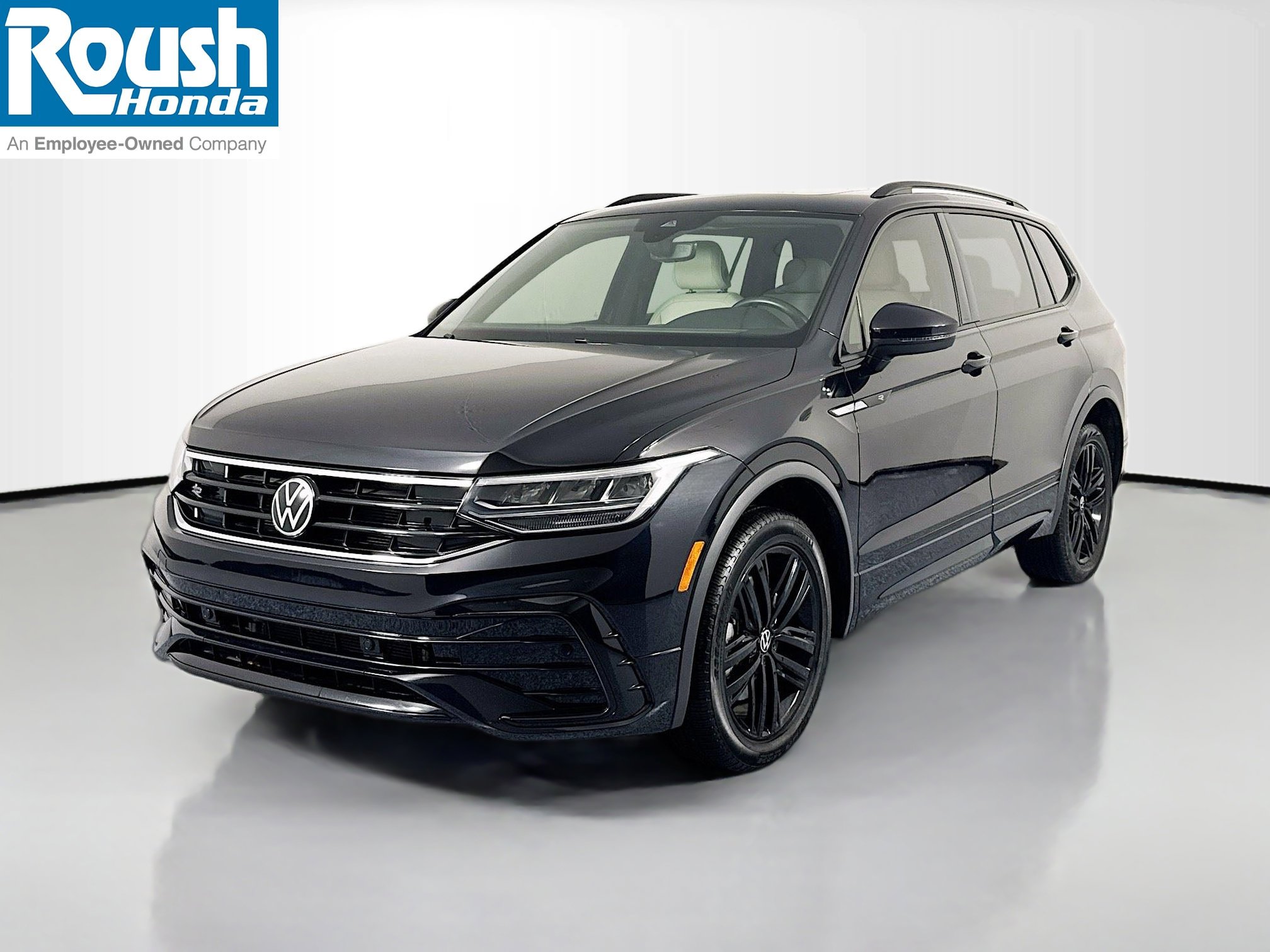 Used 2022 Volkswagen Tiguan SE R-Line image 1