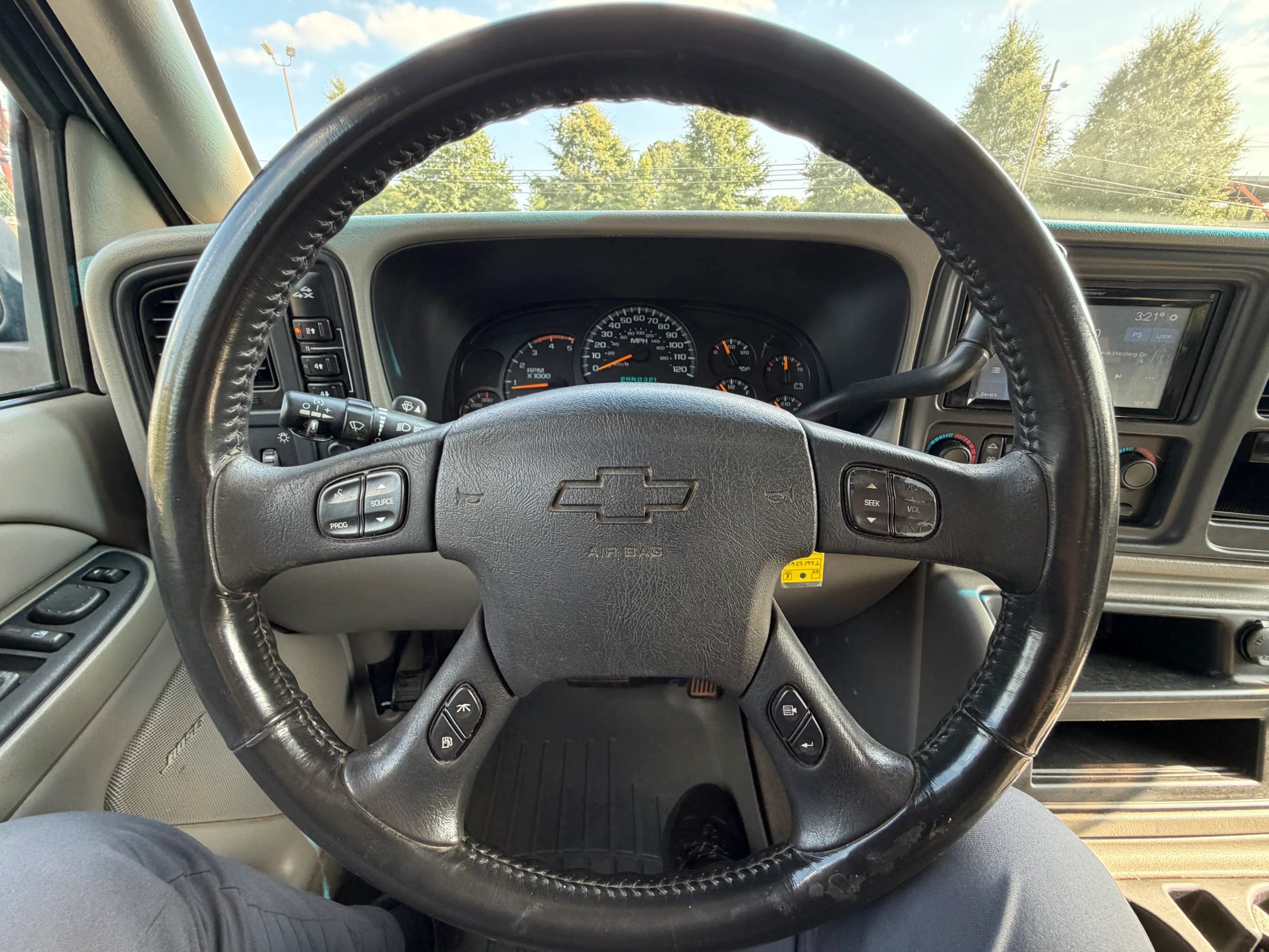 Used 2004 Chevrolet Silverado 2500 LT w/ Heavy-Duty Power Package AWD/4WD image 29