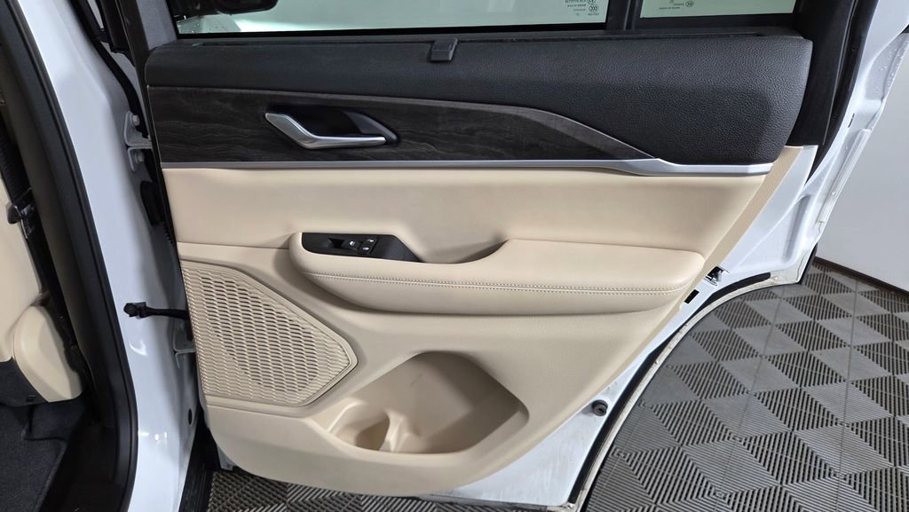 Used 2023 Jeep Grand Cherokee Limited w/ Luxury Tech Group II image 35