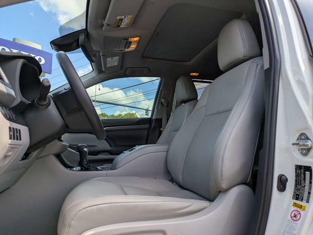 Used 2019 Toyota Highlander Limited AWD/4WD image 2