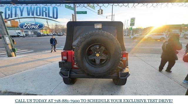 Used 2012 Jeep Wrangler Unlimited Rubicon w/ Connectivity Group image 4