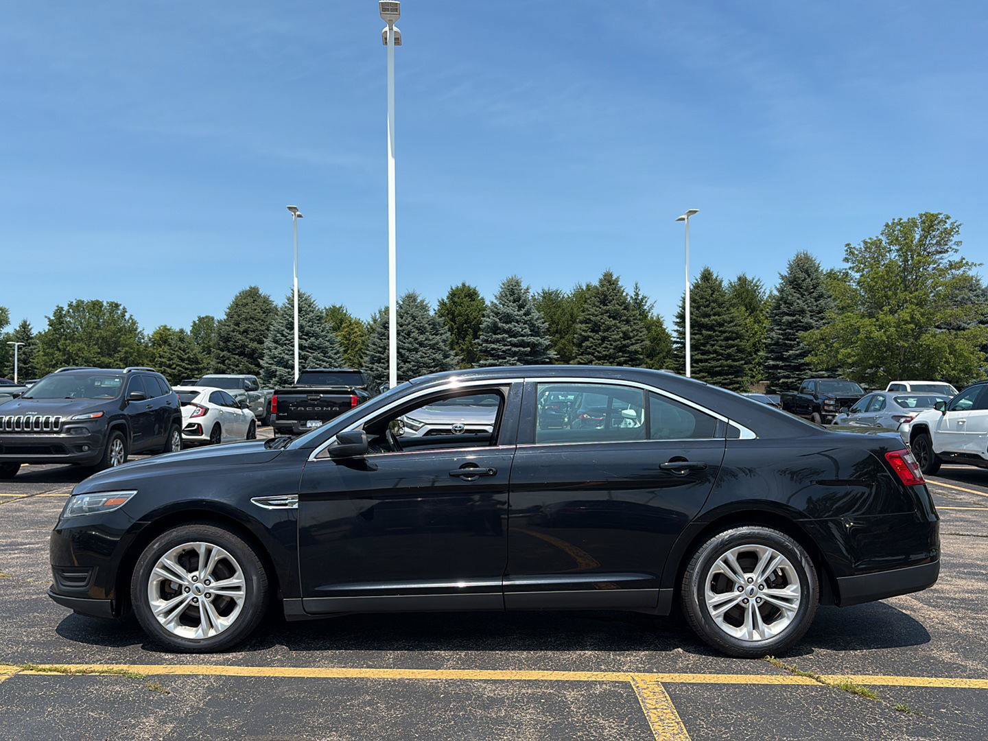Used 2016 Ford Taurus SEL FWD image 27