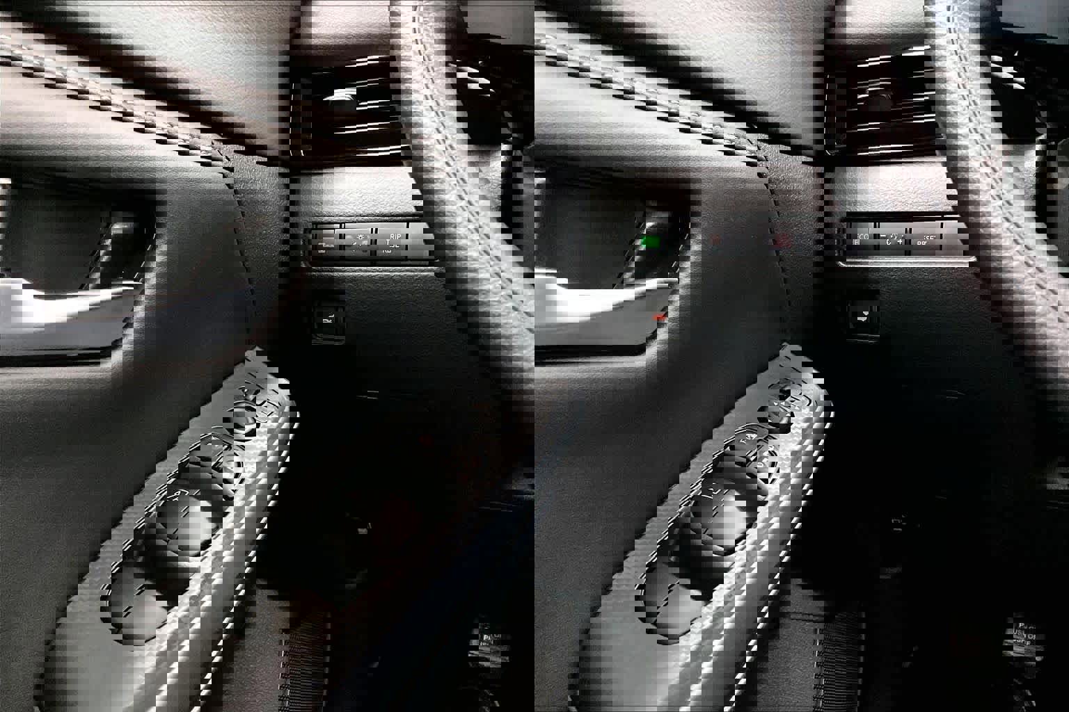 Used 2025 Nissan Sentra SV image 34