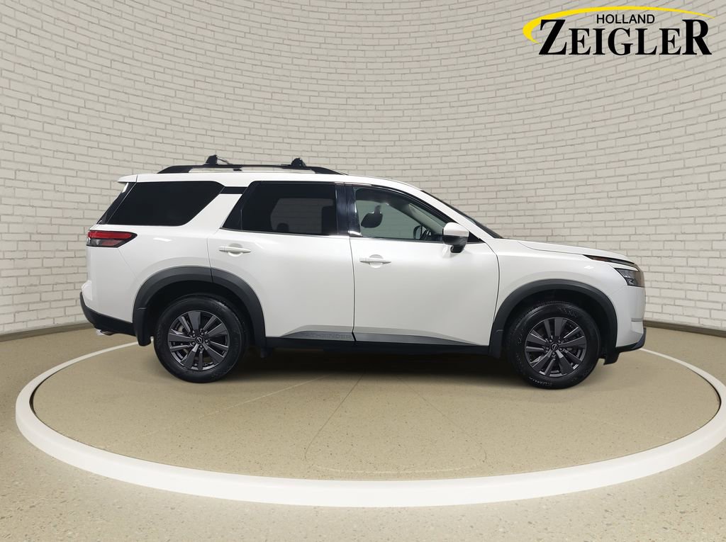 Used 2023 Nissan Pathfinder SV image 4