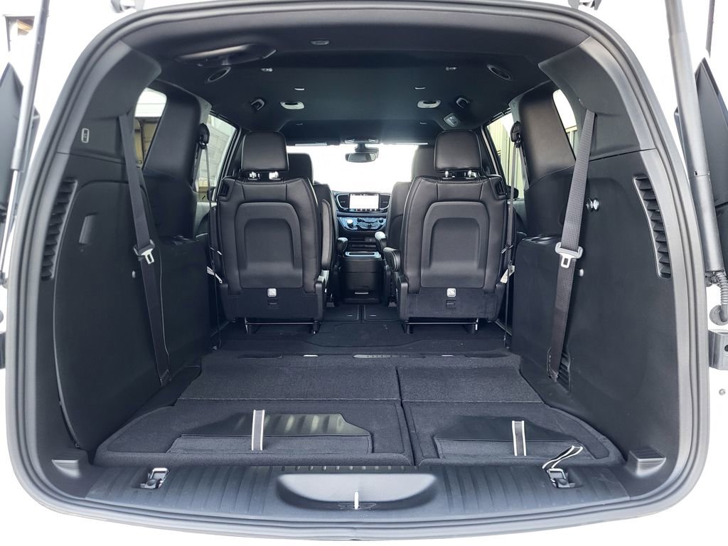 New 2026 Chrysler Pacifica Select w/ S Appearance Package image 30
