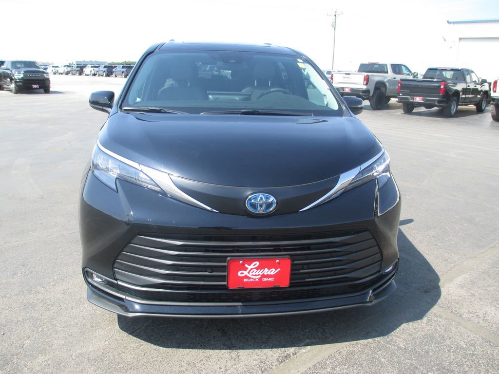 Used 2025 Toyota Sienna XLE w/ XLE Plus Package image 12