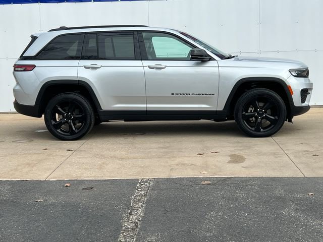 Used 2024 Jeep Grand Cherokee Altitude image 46