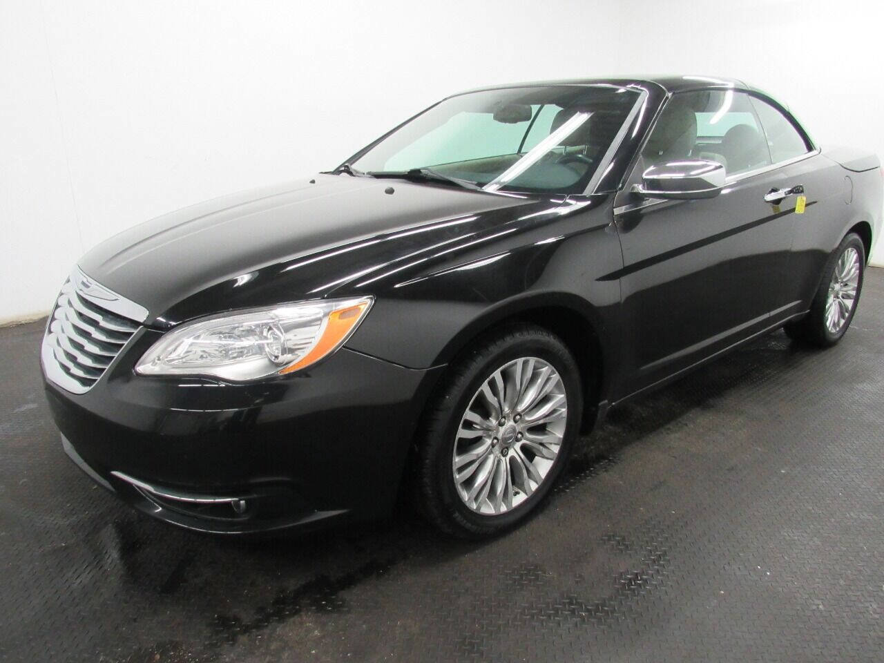 Used 2011 Chrysler 200 Limited FWD image 2