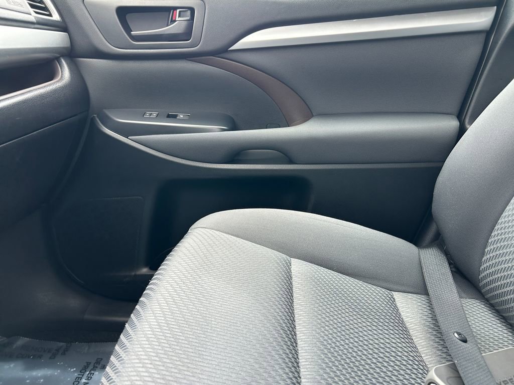 Used 2019 Toyota Highlander LE AWD/4WD image 27