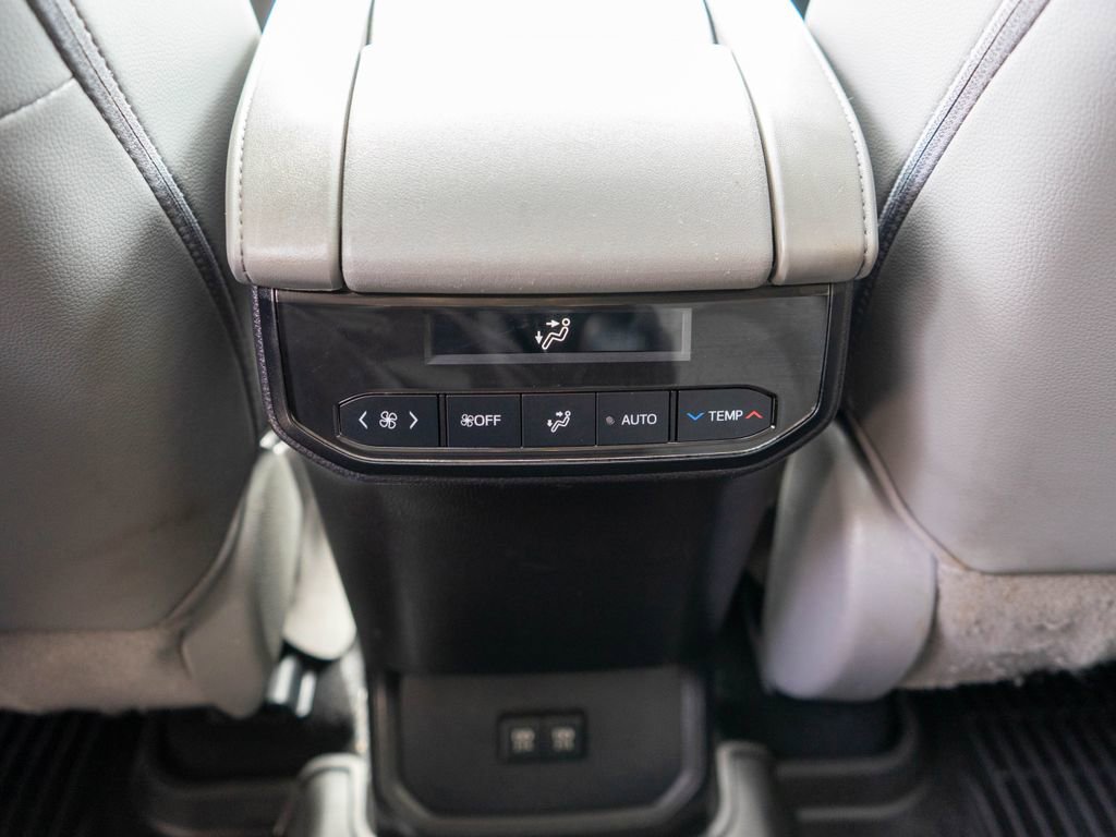 Used 2021 Toyota Highlander XLE AWD/4WD image 15