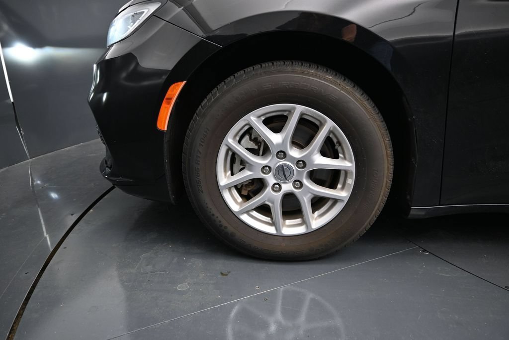 Used 2023 Chrysler Pacifica Touring-L FWD image 18