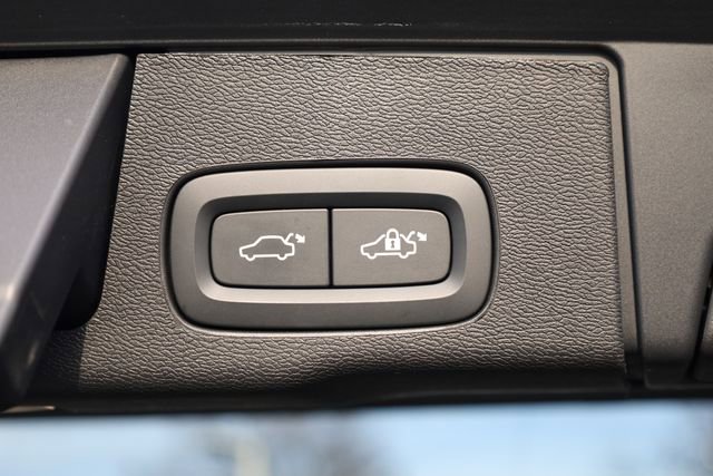 Used 2025 Volvo XC60 B5 Plus image 27