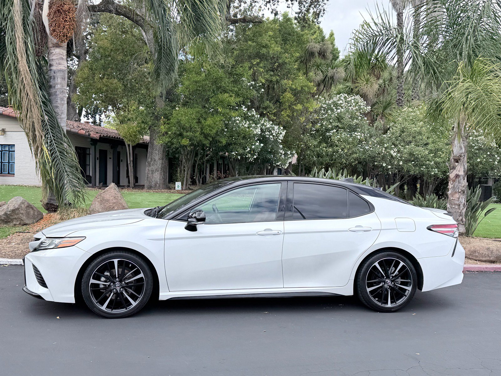 Used 2019 Toyota Camry XSE FWD image 2