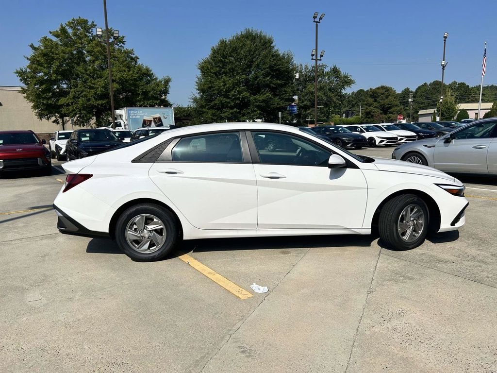 New 2026 Hyundai Elantra SE FWD image 2