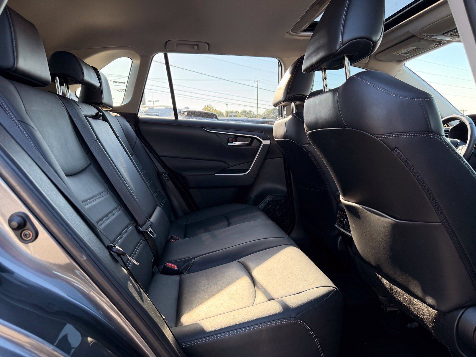 Used 2019 Toyota RAV4 XLE Premium FWD image 32