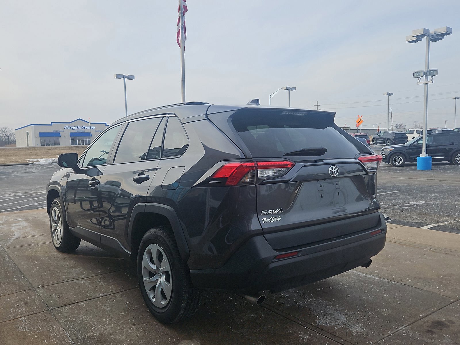 Used 2021 Toyota RAV4 LE image 3