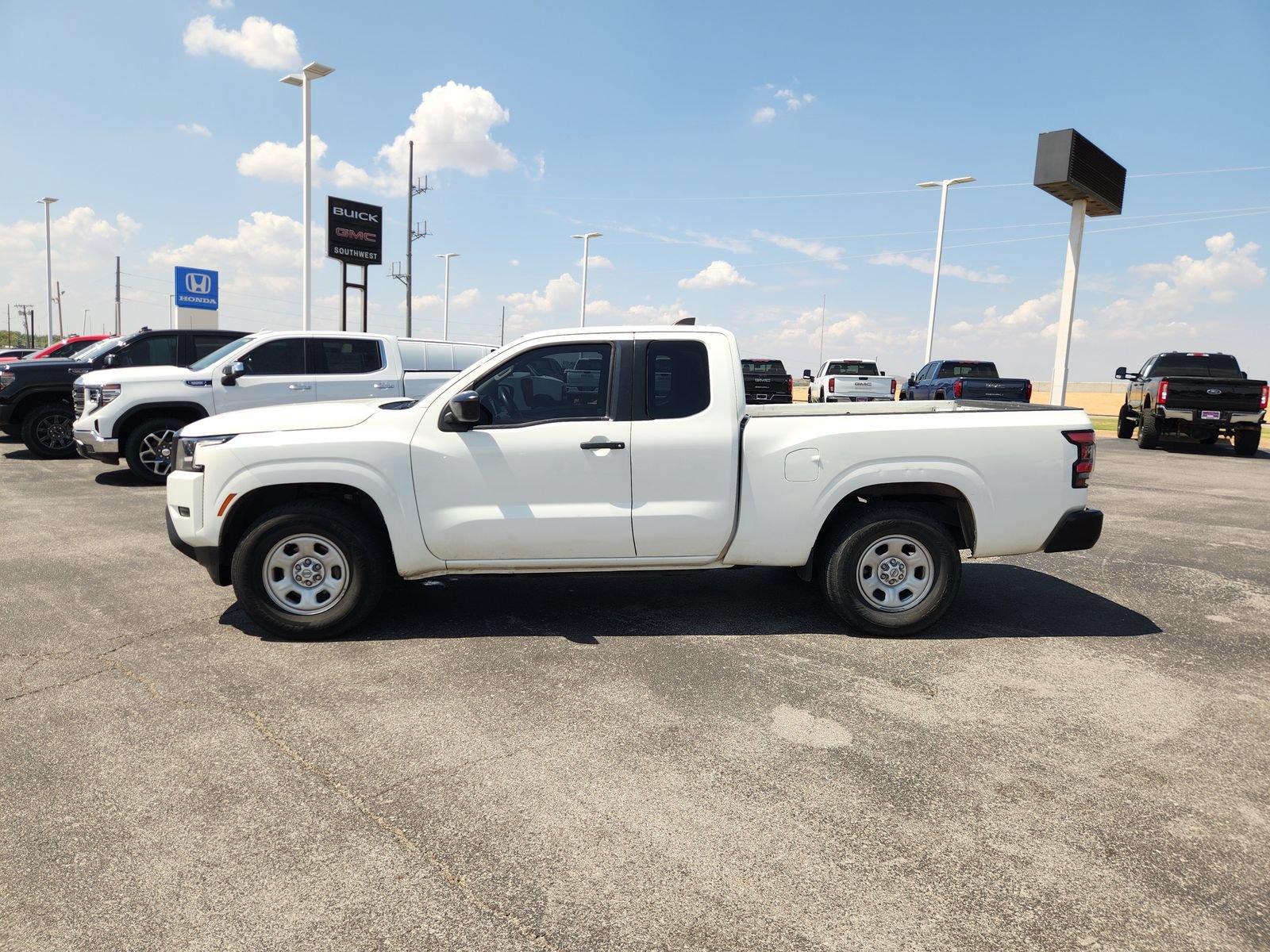 Used 2022 Nissan Frontier S RWD image 3