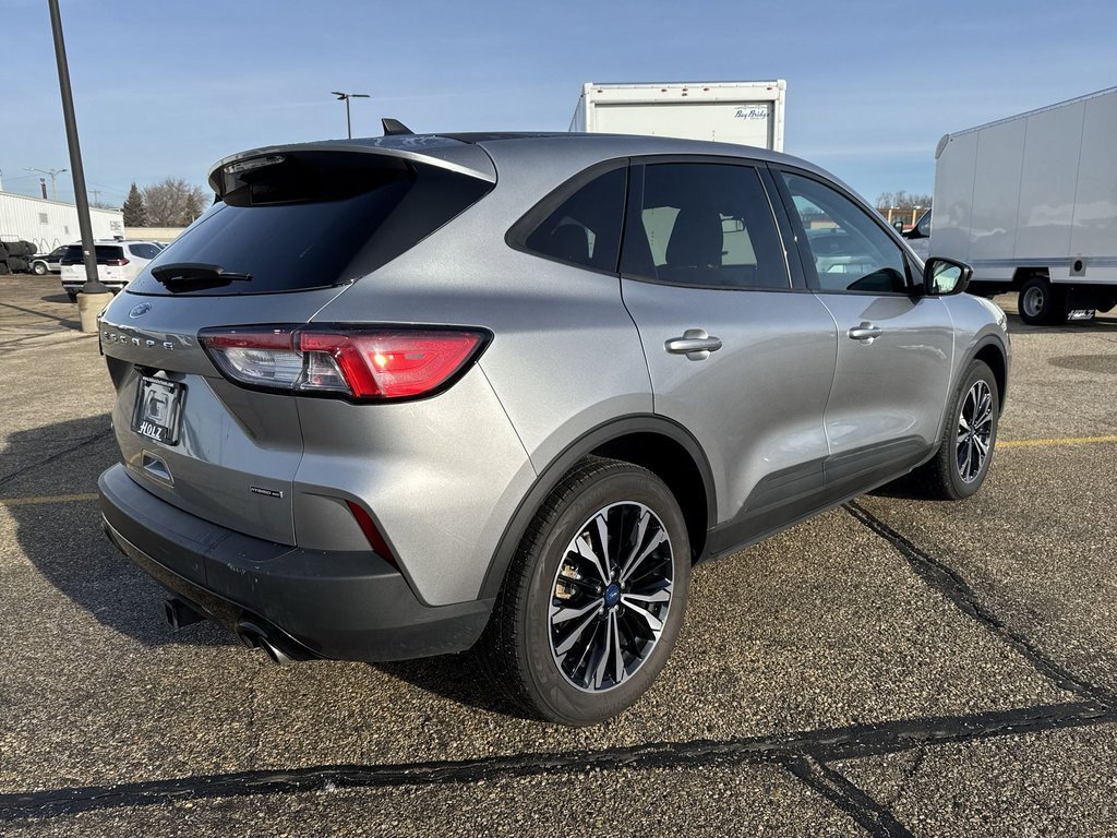 Used 2022 Ford Escape SE w/ SE Sport Appearance Package image 3