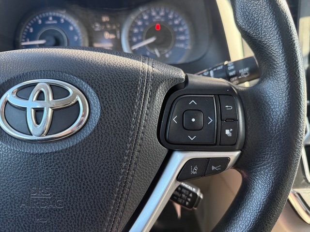 Used 2019 Toyota Sienna LE w/ Carpet Mat Package image 18
