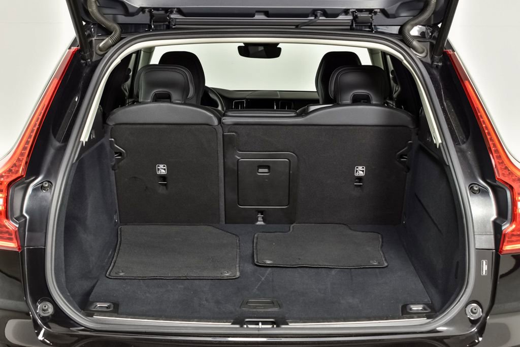 Certified 2025 Volvo XC60 B5 Plus image 30