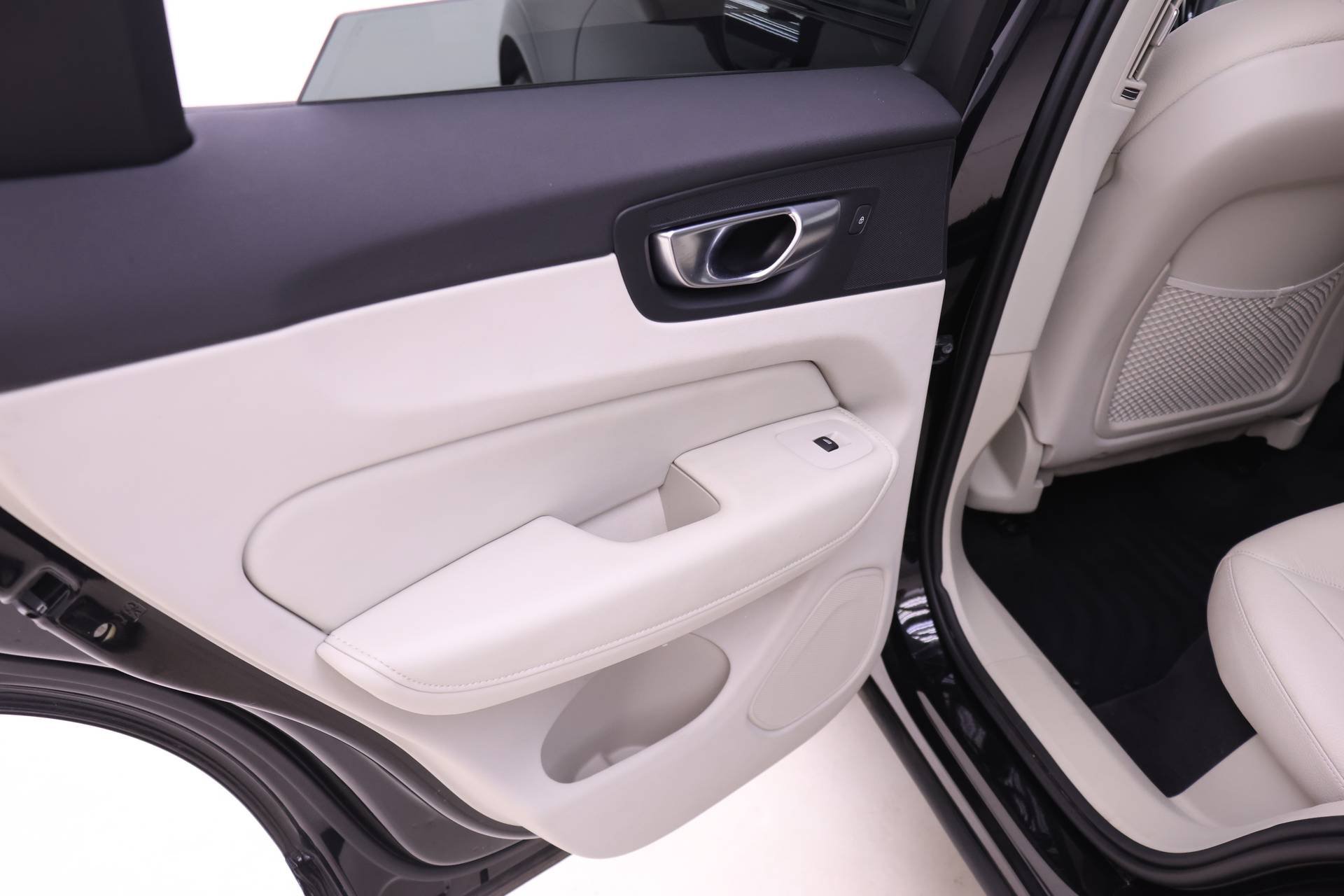 Certified 2025 Volvo XC60 B5 Core AWD/4WD image 18