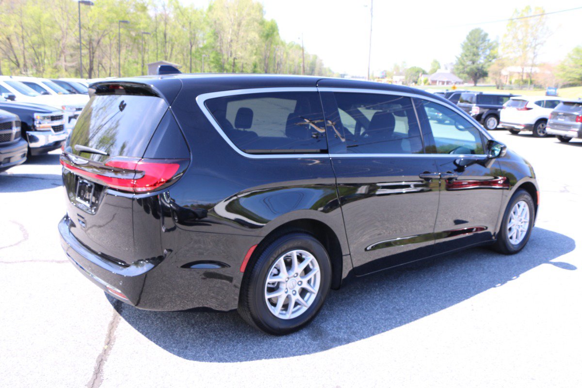 Used 2026 Chrysler Pacifica Select image 8