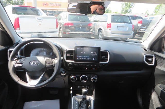 Used 2026 Hyundai Venue SEL FWD image 14