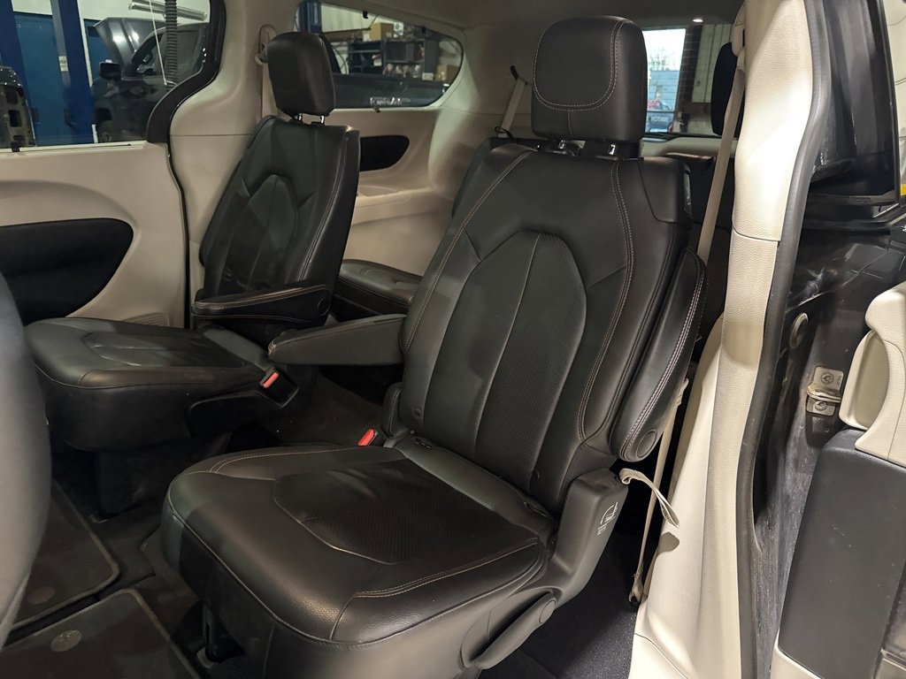 Used 2020 Chrysler Pacifica Touring-L image 32