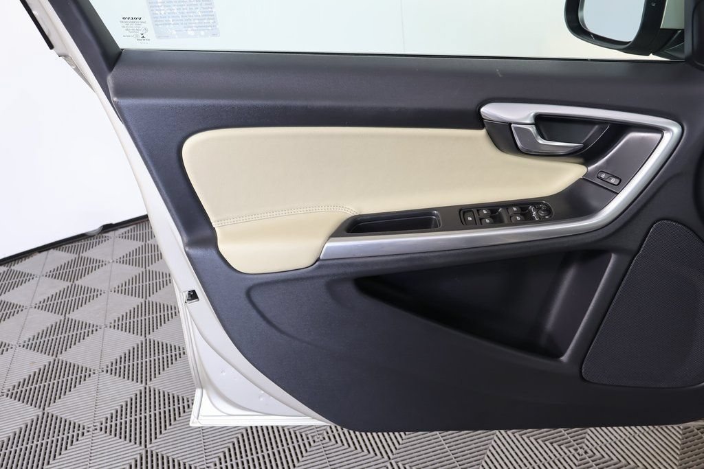 Used 2017 Volvo V60 T5 Premier w/ Convenience Package FWD image 12