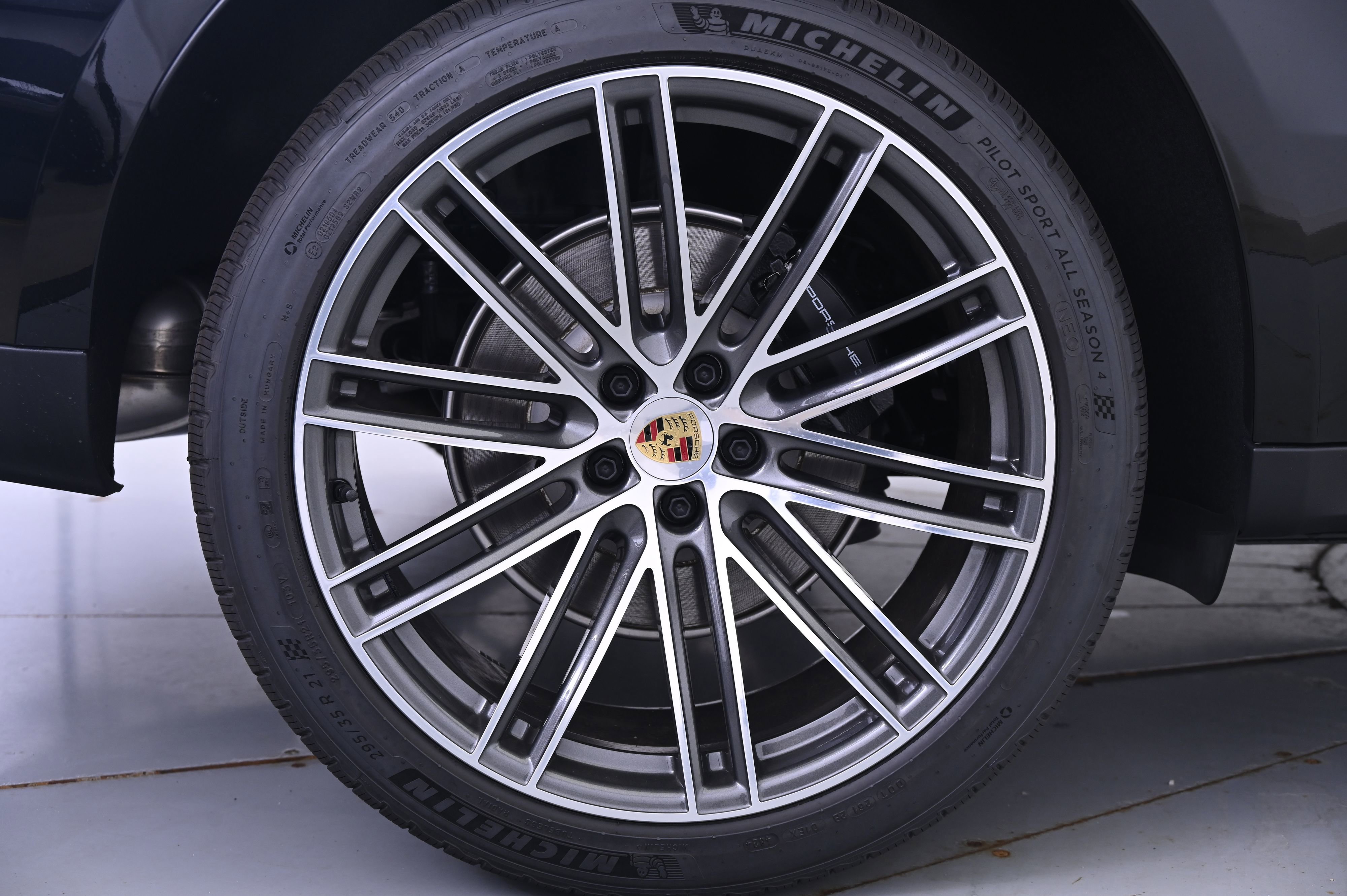 Certified 2025 Porsche Macan image 13