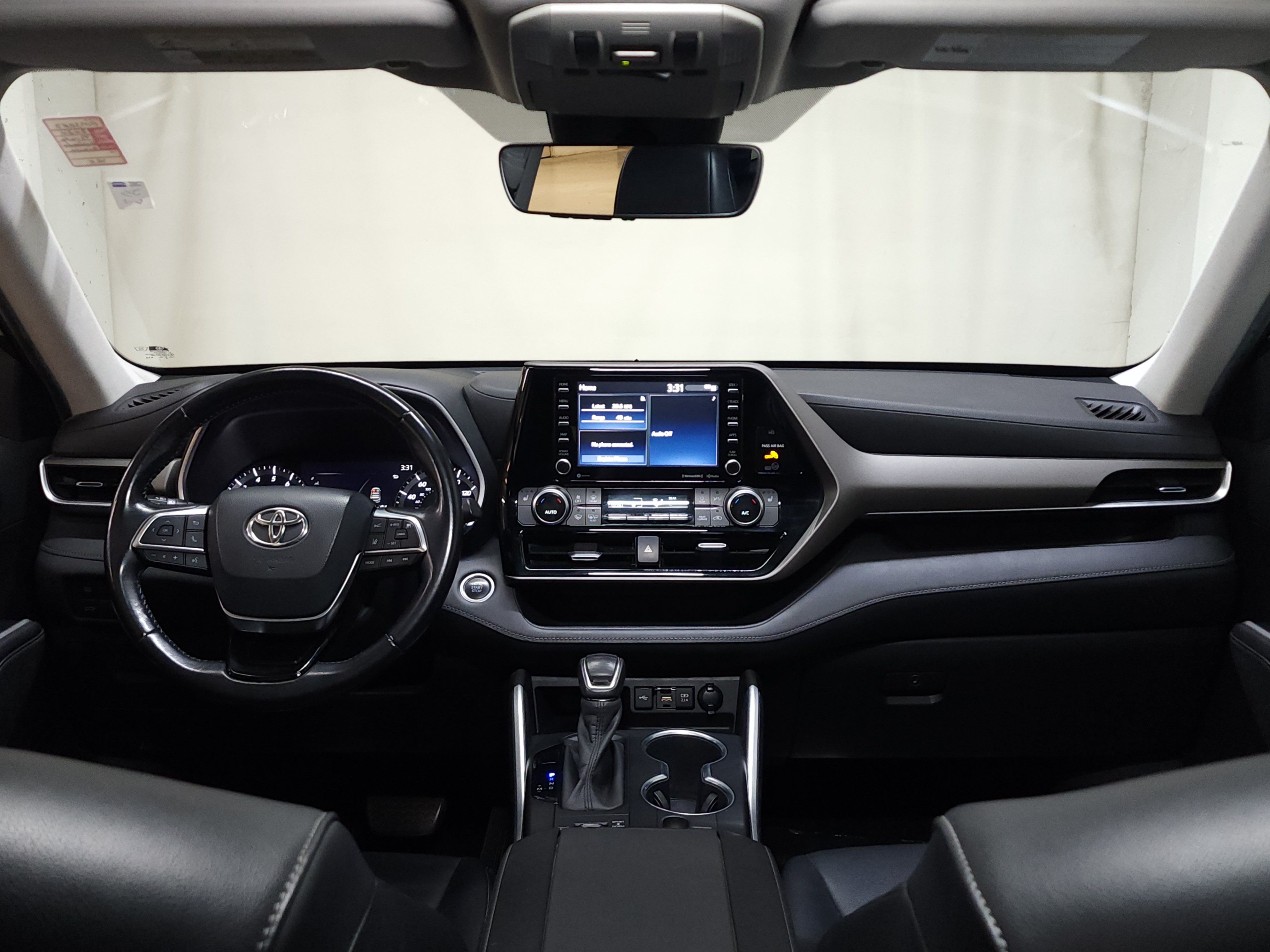 Used 2020 Toyota Highlander XLE AWD/4WD image 28