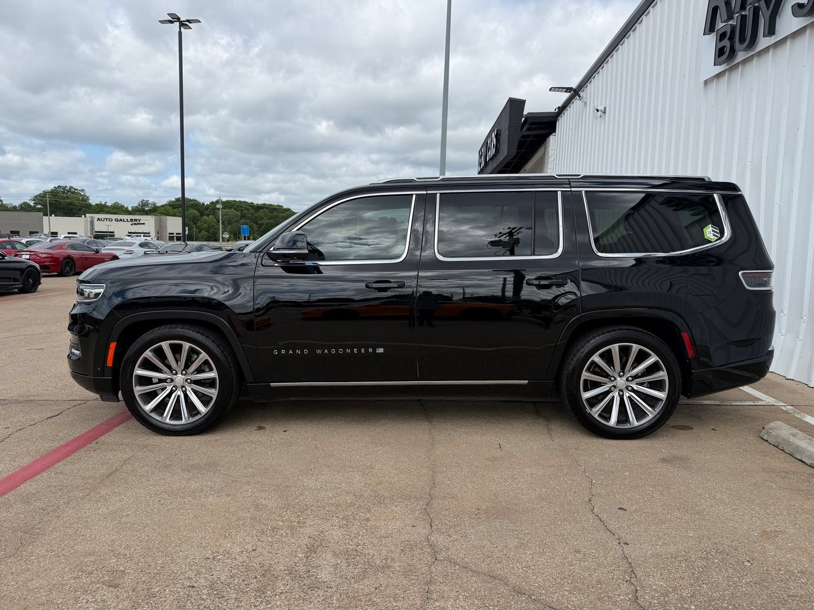 Used 2022 Jeep Grand Wagoneer Series II AWD/4WD image 3