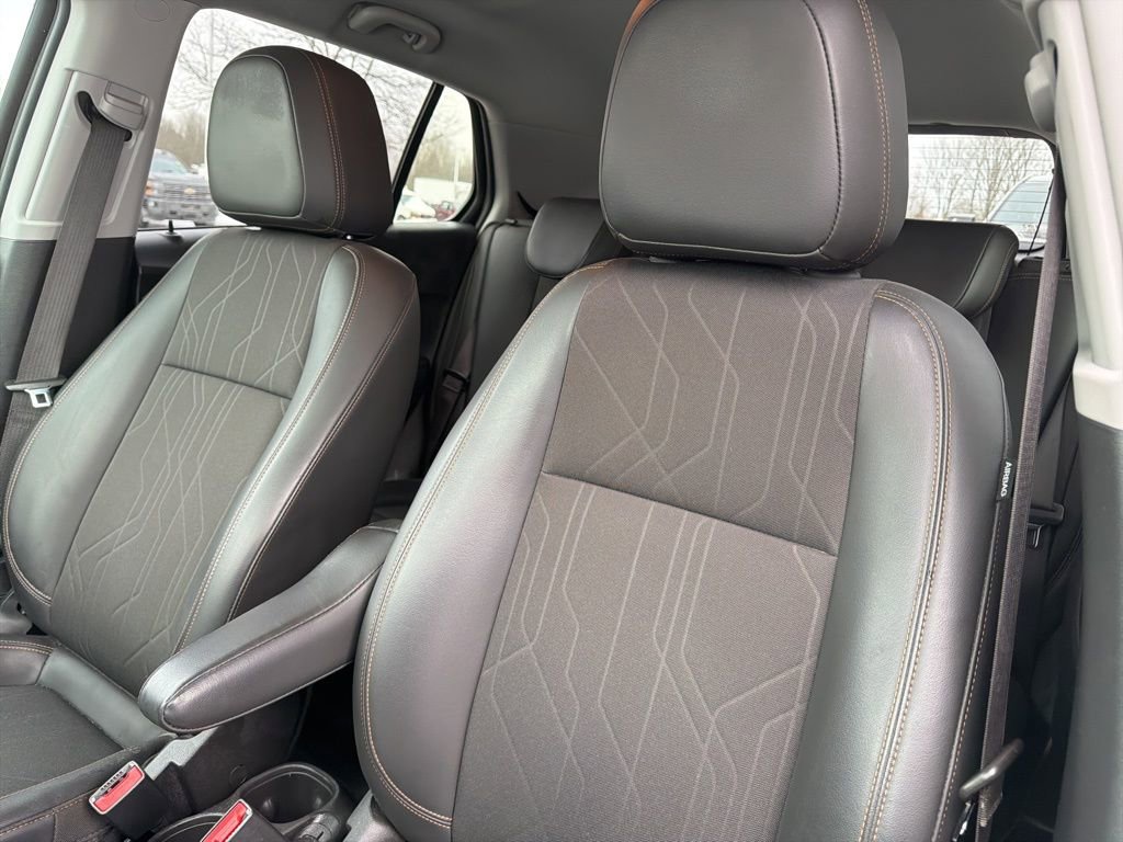 Used 2022 Chevrolet Trax LT w/ LT Convenience Package image 9