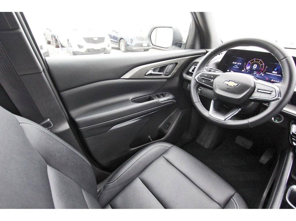 Used 2025 Chevrolet Traverse LT image 8