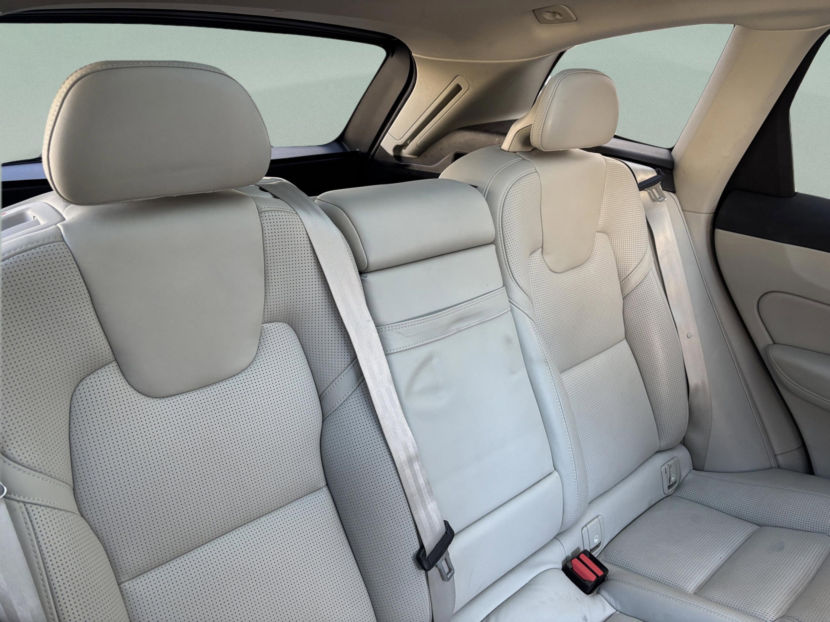 Used 2018 Volvo XC60 T6 Inscription w/ Luxury Seat Package image 22