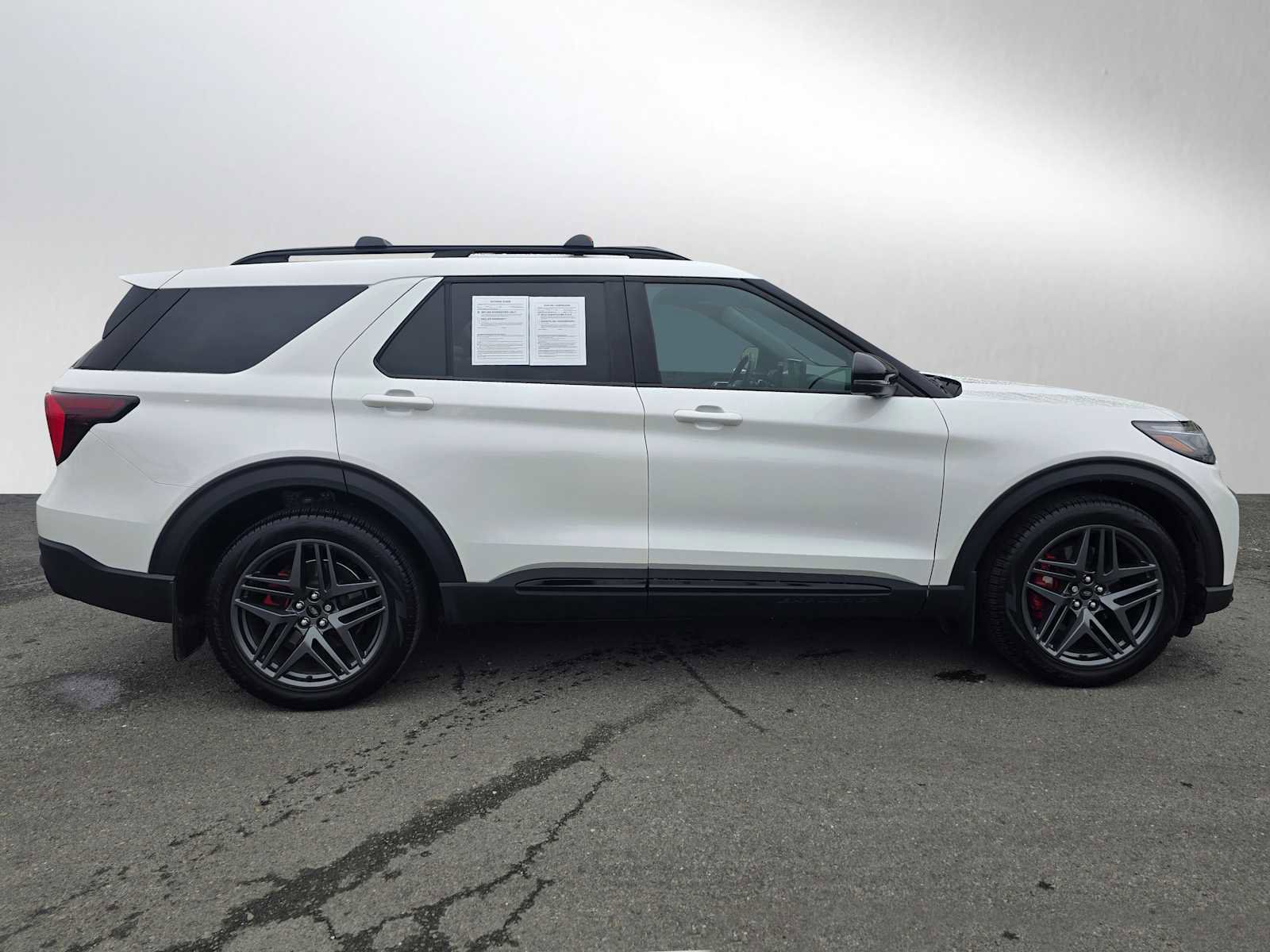 Used 2025 Ford Explorer ST image 2