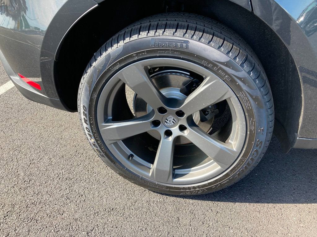 Certified 2025 Porsche Macan image 9