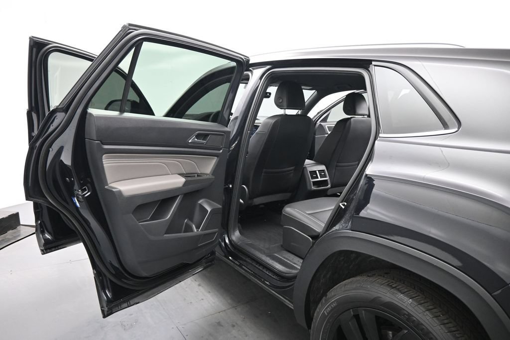 Used 2023 Volkswagen Atlas Cross Sport SE w/ Black Wheel Package AWD/4WD image 17