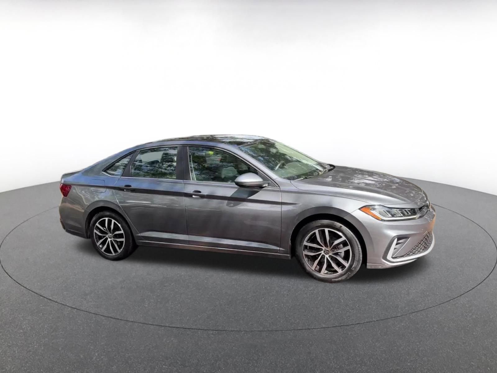 Used 2025 Volkswagen Jetta SE image 2