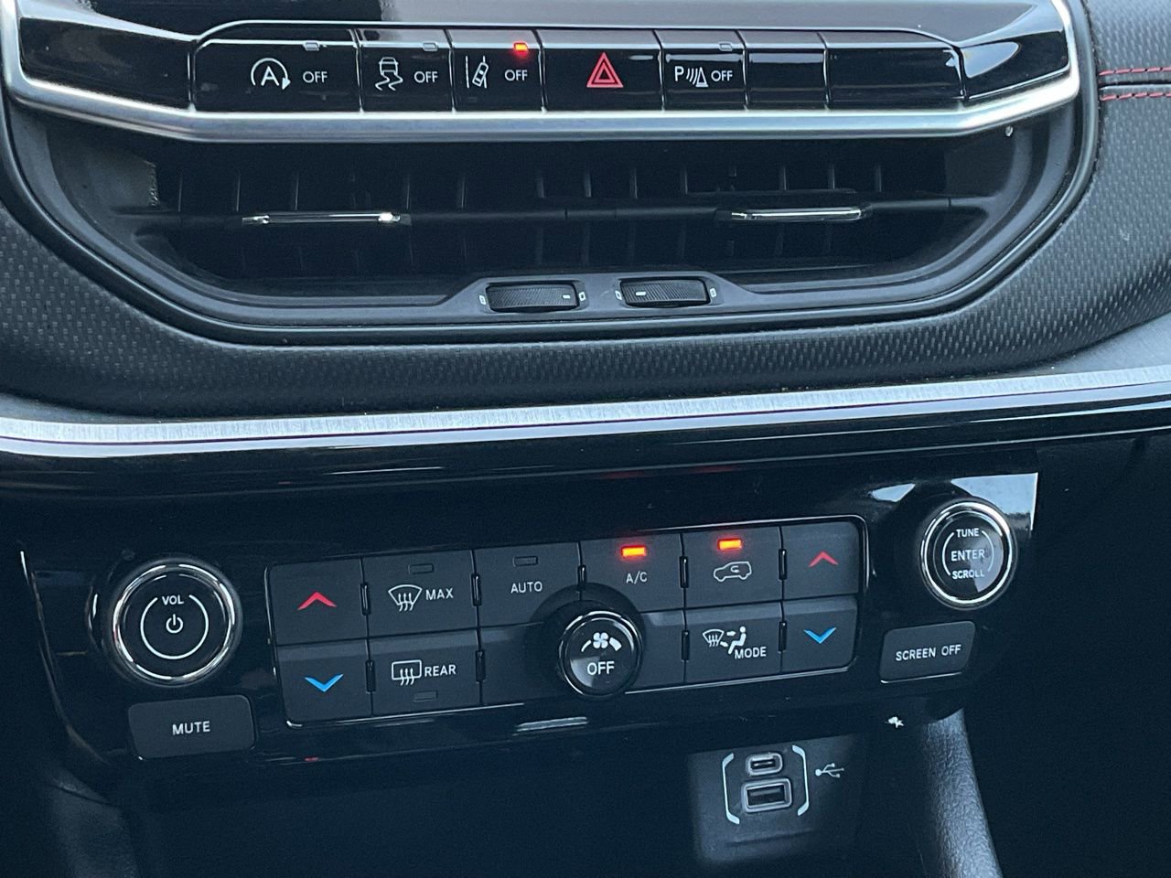 Used 2025 Jeep Compass Trailhawk image 33