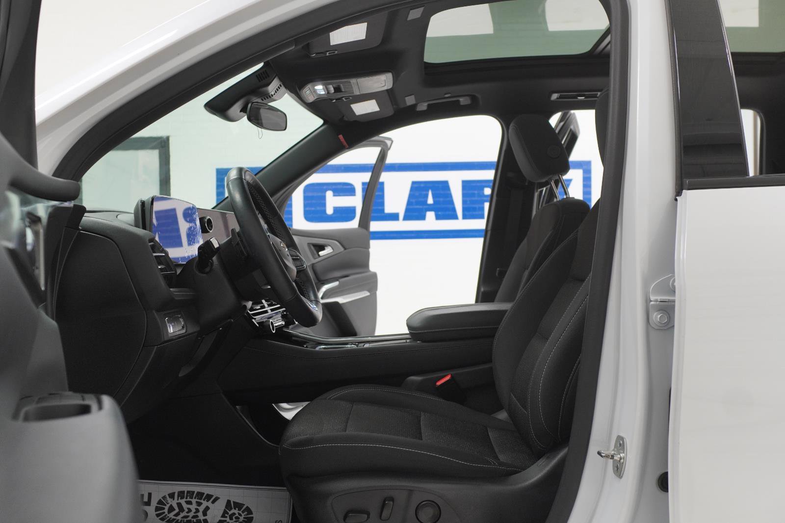 Used 2024 Chevrolet Traverse LT FWD image 18