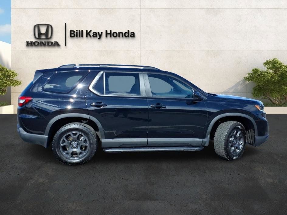 Used 2025 Honda Pilot TrailSport image 2