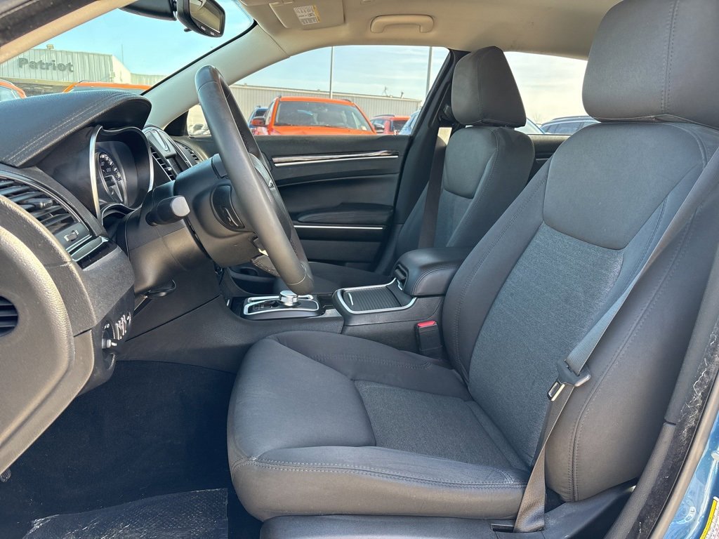 Used 2023 Chrysler 300 Touring w/ Sport Appearance Package image 9