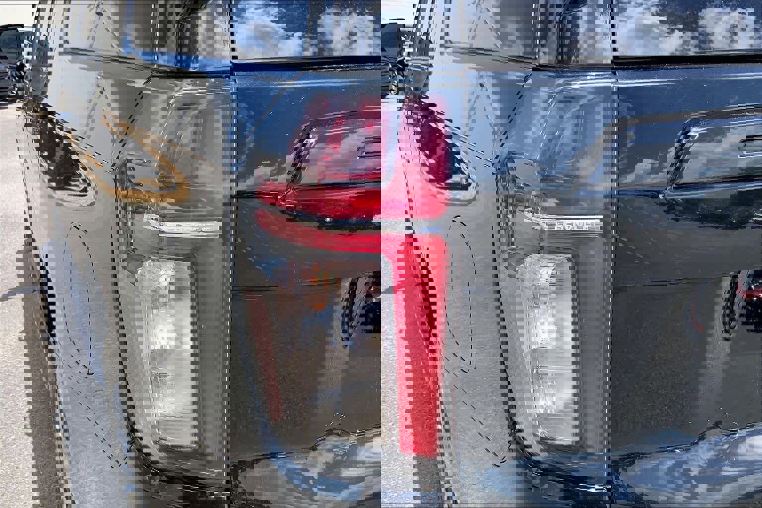 Used 2023 Chevrolet Suburban RST w/ Luxury Package image 28