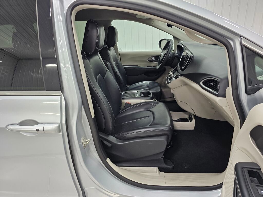 Used 2023 Chrysler Pacifica Touring-L image 23