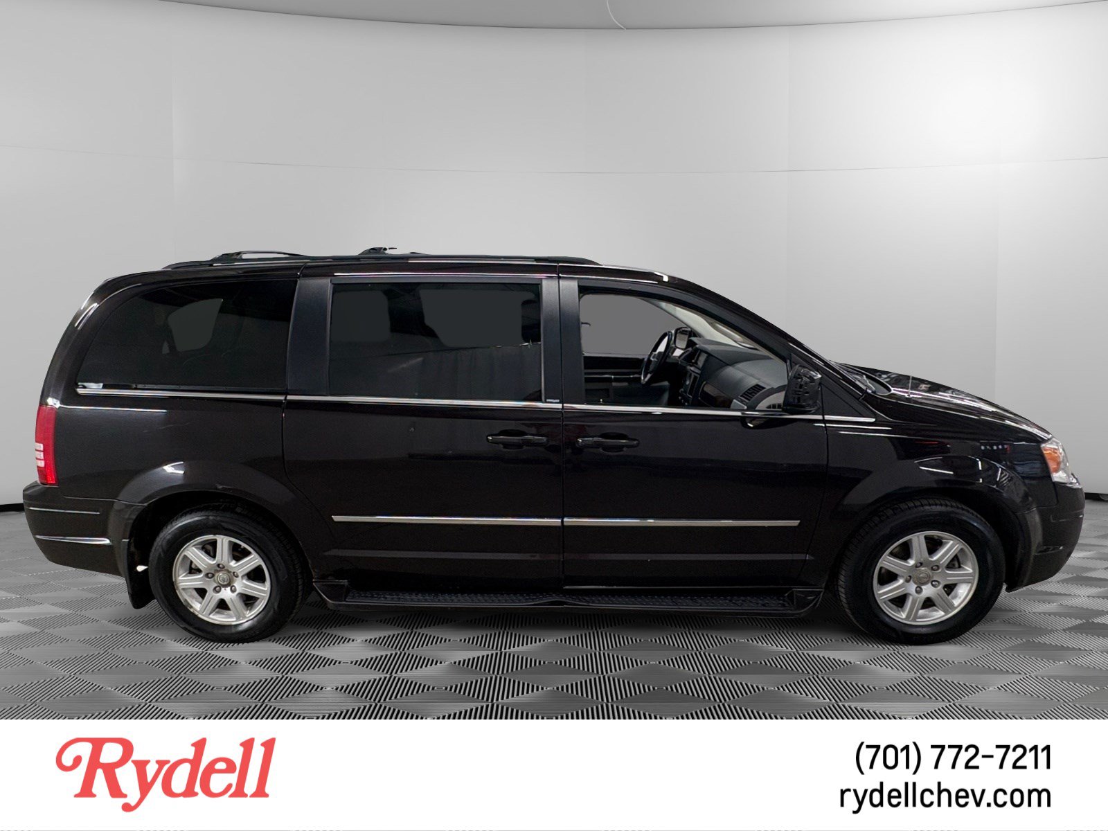 Used 2010 Chrysler Town & Country Touring Plus FWD image 6