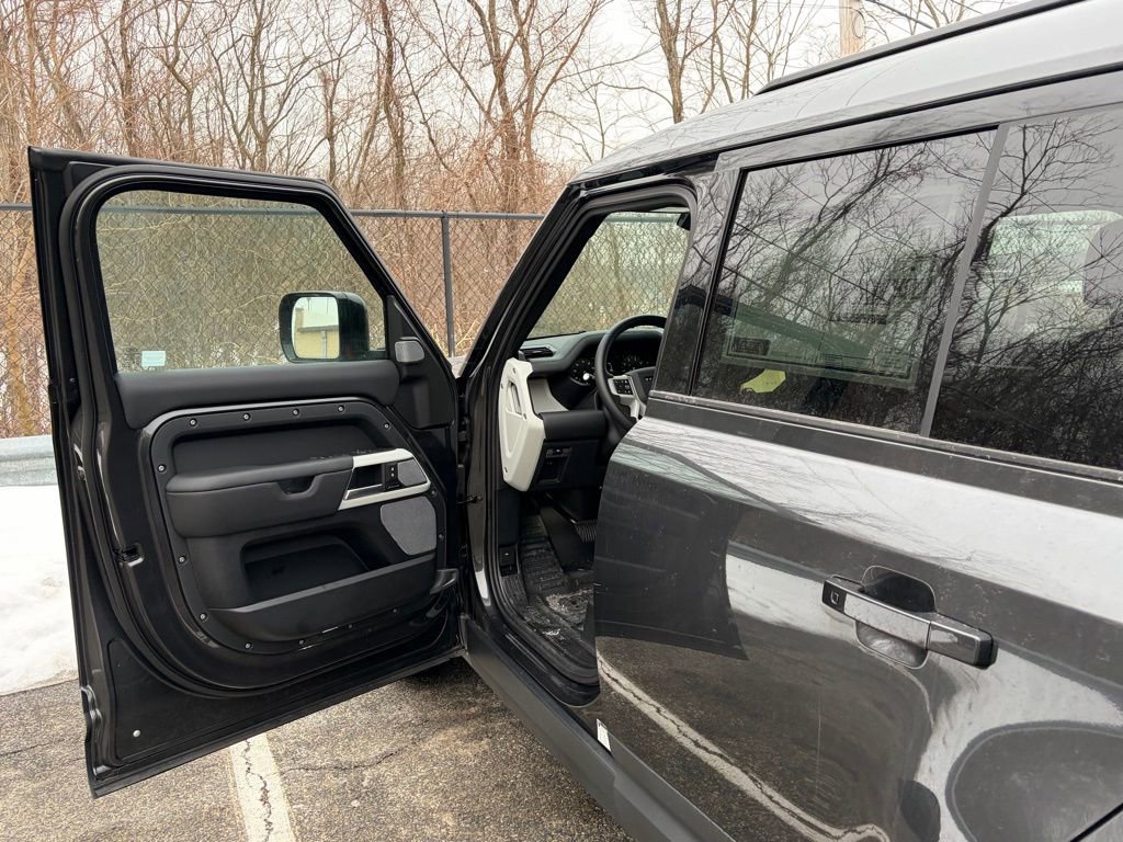 Used 2024 Land Rover Defender 130 S image 10