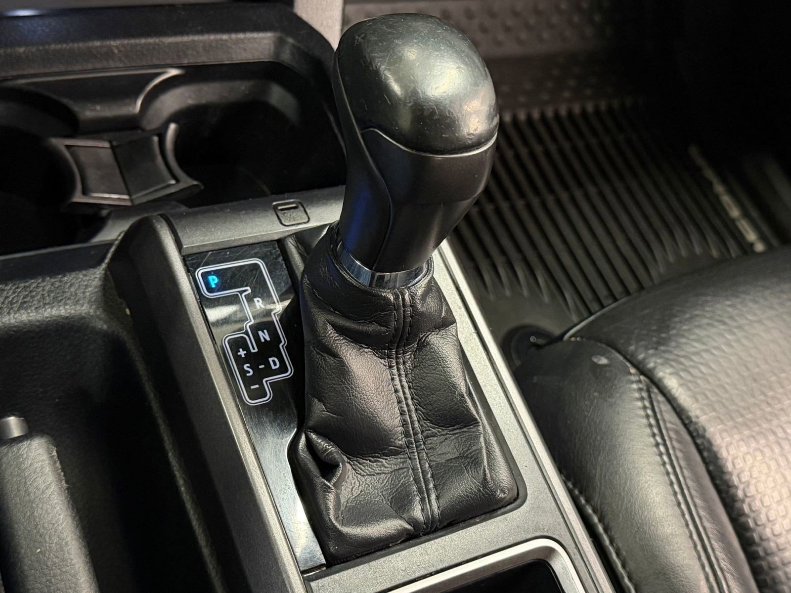 Used 2020 Toyota Tacoma TRD Sport w/ TRD Premium Sport Package AWD/4WD image 16