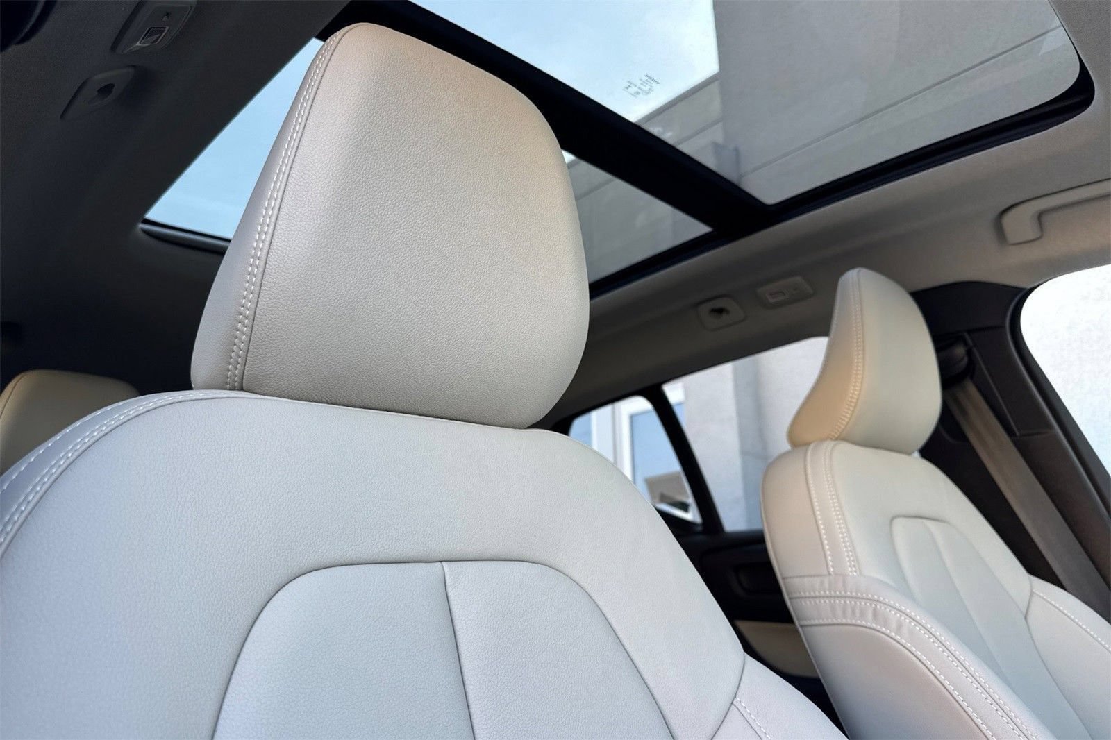 New 2026 Volvo XC40 B5 Plus w/ Protection Package Premier AWD/4WD image 18